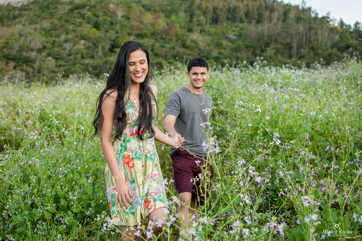 Ensaio fotográfico de casal-fotos de casal em pedra azul-ensaio externo em pedra azul-inspiração foto de casal-book de casal-lugares para se fotografar- poses de fotos para casais-fotografos em vila velha- jessica rocha fotografia