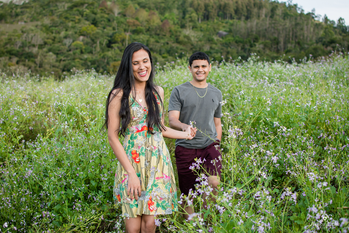 Ensaio fotográfico de casal-fotos de casal em pedra azul-ensaio externo em pedra azul-inspiração foto de casal-book de casal-lugares para se fotografar- poses de fotos para casais-fotografos em vila velha- jessica rocha fotografia