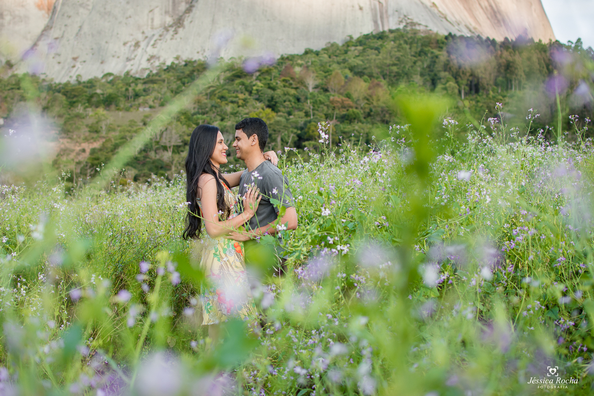 Ensaio fotográfico de casal-fotos de casal em pedra azul-ensaio externo em pedra azul-inspiração foto de casal-book de casal-lugares para se fotografar- poses de fotos para casais-fotografos em vila velha- jessica rocha fotografia