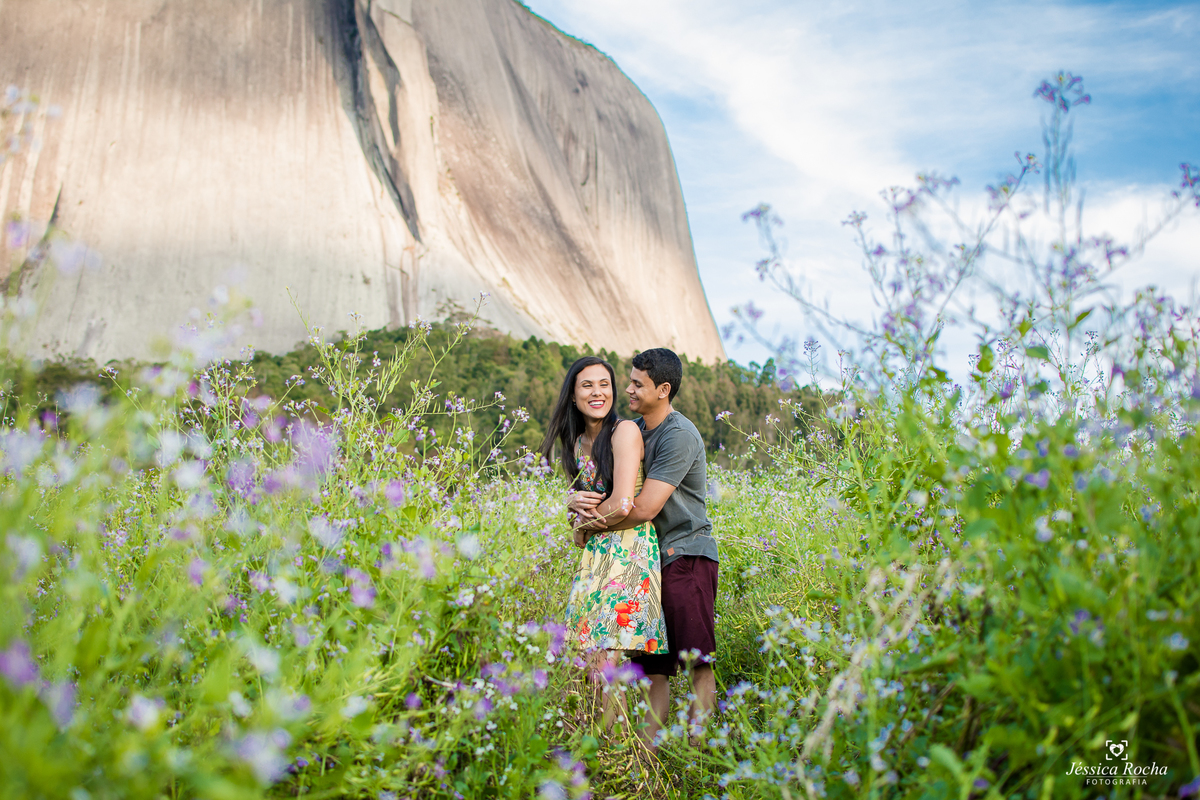Ensaio fotográfico de casal-fotos de casal em pedra azul-ensaio externo em pedra azul-inspiração foto de casal-book de casal-lugares para se fotografar- poses de fotos para casais-fotografos em vila velha- jessica rocha fotografia