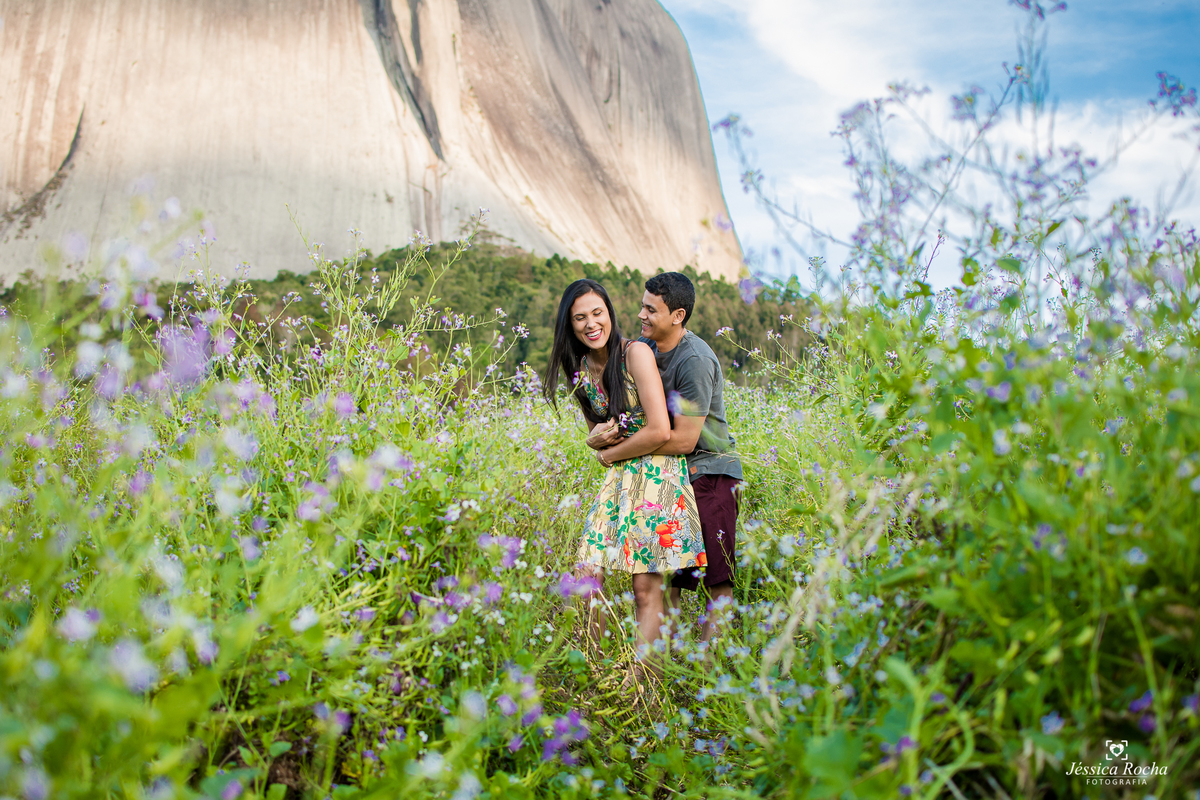 Ensaio fotográfico de casal-fotos de casal em pedra azul-ensaio externo em pedra azul-inspiração foto de casal-book de casal-lugares para se fotografar- poses de fotos para casais-fotografos em vila velha- jessica rocha fotografia