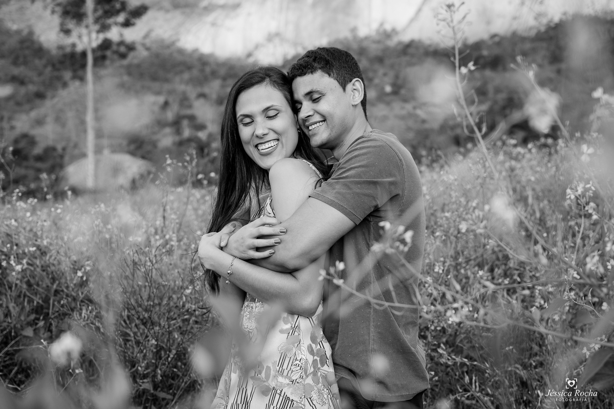 Ensaio fotográfico de casal-fotos de casal em pedra azul-ensaio externo em pedra azul-inspiração foto de casal-book de casal-lugares para se fotografar- poses de fotos para casais-fotografos em vila velha- jessica rocha fotografia