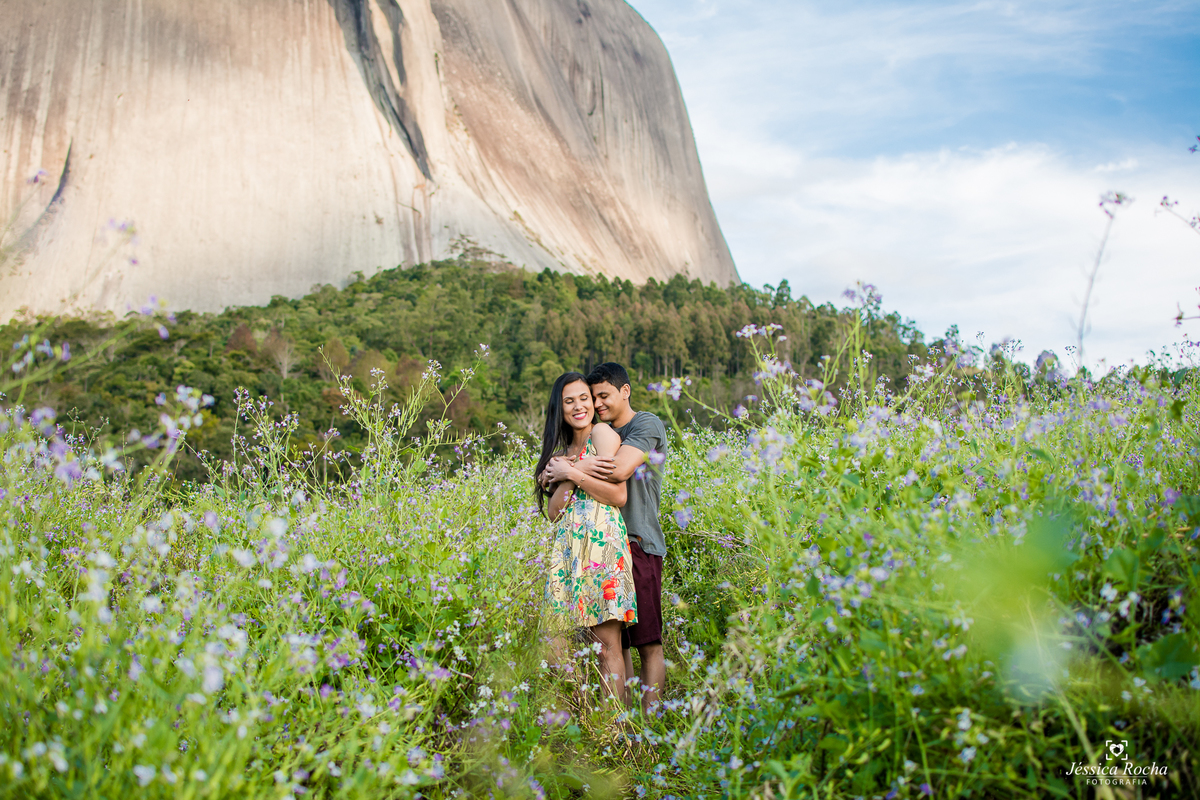 Ensaio fotográfico de casal-fotos de casal em pedra azul-ensaio externo em pedra azul-inspiração foto de casal-book de casal-lugares para se fotografar- poses de fotos para casais-fotografos em vila velha- jessica rocha fotografia