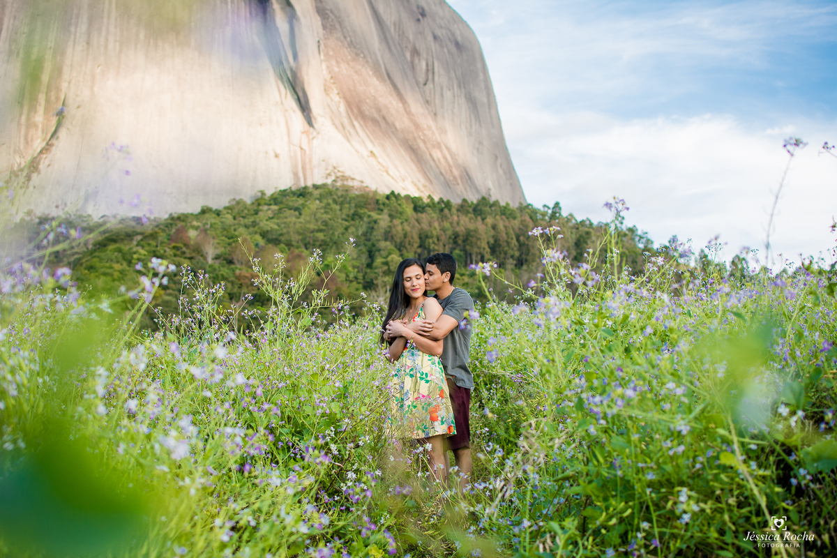 Ensaio fotográfico de casal-fotos de casal em pedra azul-ensaio externo em pedra azul-inspiração foto de casal-book de casal-lugares para se fotografar- poses de fotos para casais-fotografos em vila velha- jessica rocha fotografia