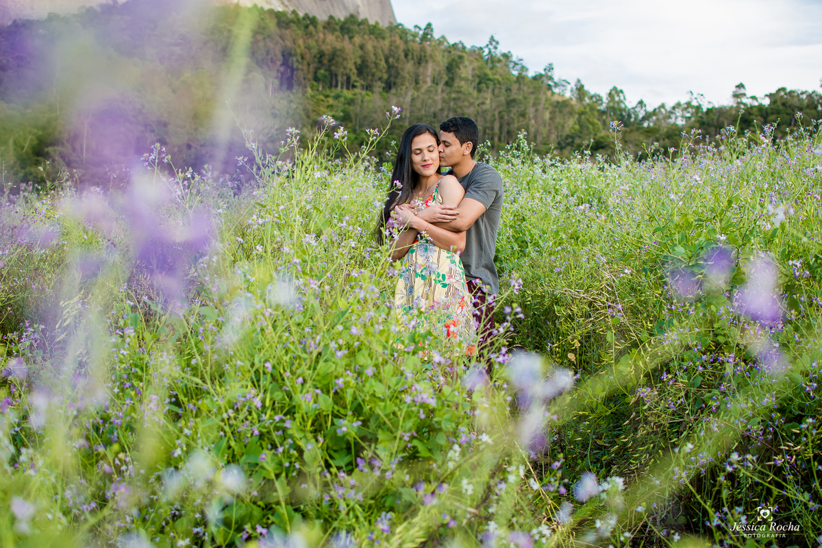 Ensaio fotográfico de casal-fotos de casal em pedra azul-ensaio externo em pedra azul-inspiração foto de casal-book de casal-lugares para se fotografar- poses de fotos para casais-fotografos em vila velha- jessica rocha fotografia