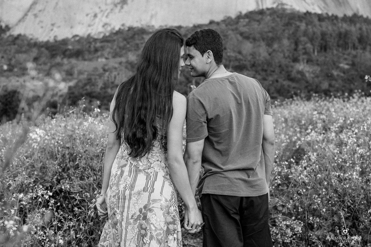 Ensaio fotográfico de casal-fotos de casal em pedra azul-ensaio externo em pedra azul-inspiração foto de casal-book de casal-lugares para se fotografar- poses de fotos para casais-fotografos em vila velha- jessica rocha fotografia