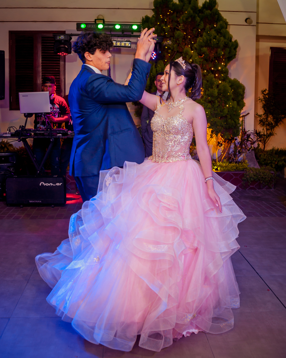 decoración de 15 años, fotos de 15 años, edgar atoche fotógrafo, 15 años, quinceañera, sesión de fotos, sesión de 15 años, bouquet 15 años, chambelan, baile de 15 años