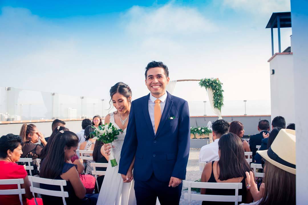 esposos, boda en lima, boda por la  tarde, caminando esposos