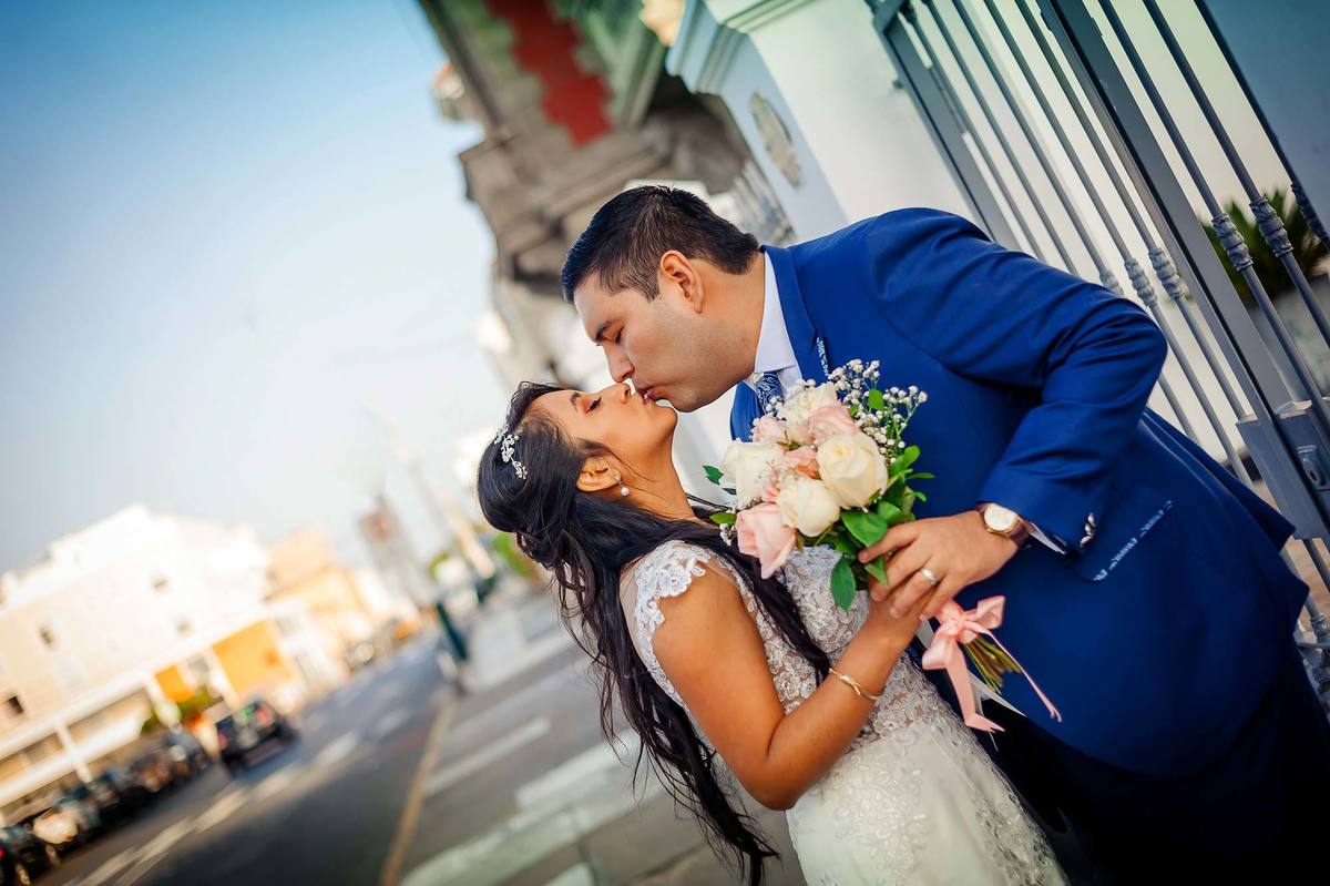 botonier, terno de novio, aros de boda, fotógrafo de bodas, wedding planner perú, fotógrafo profesional de bodas, novia, sesión de esposos, la punta, sesión de esposos, bouquet