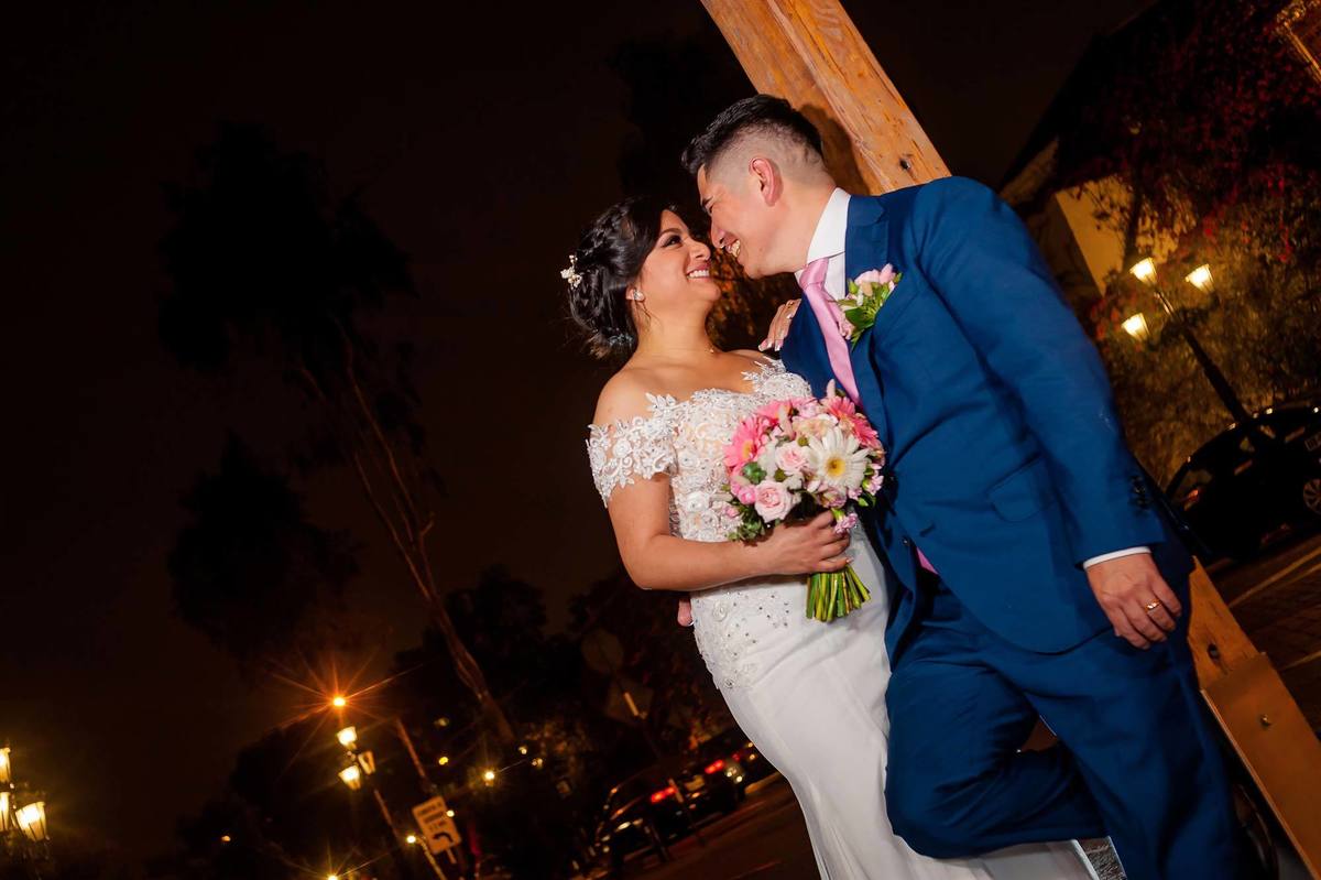 fotógrafo de bodas, fotos de boda, sesión de fotos de boda, novios, parque larco, fotógrafo profesional, bouquet, bella flor