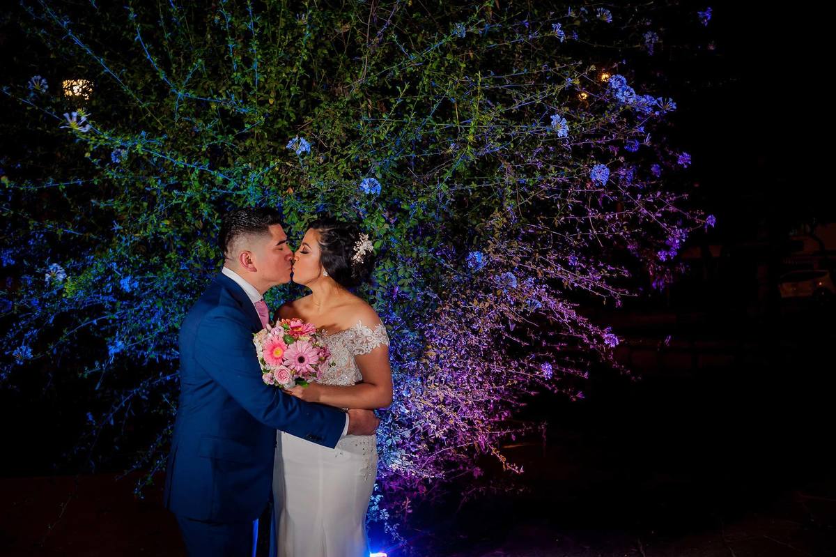 fotógrafo de bodas, fotos de boda, sesión de fotos de boda, novios, parque larco, fotógrafo profesional, bouquet, bella flor