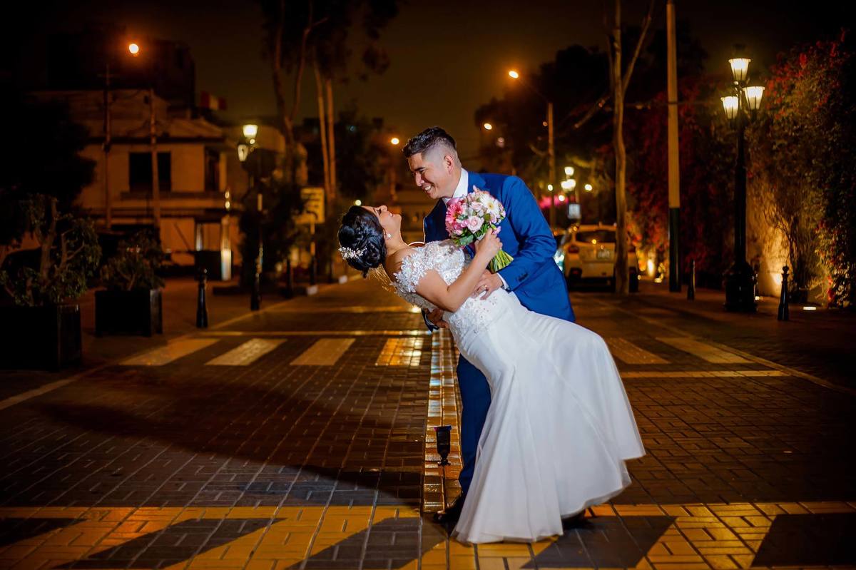 fotógrafo de bodas, fotos de boda, sesión de fotos de boda, novios, parque larco, fotógrafo profesional, bouquet, bella flor, sesión de foto de la novia, novia, bride