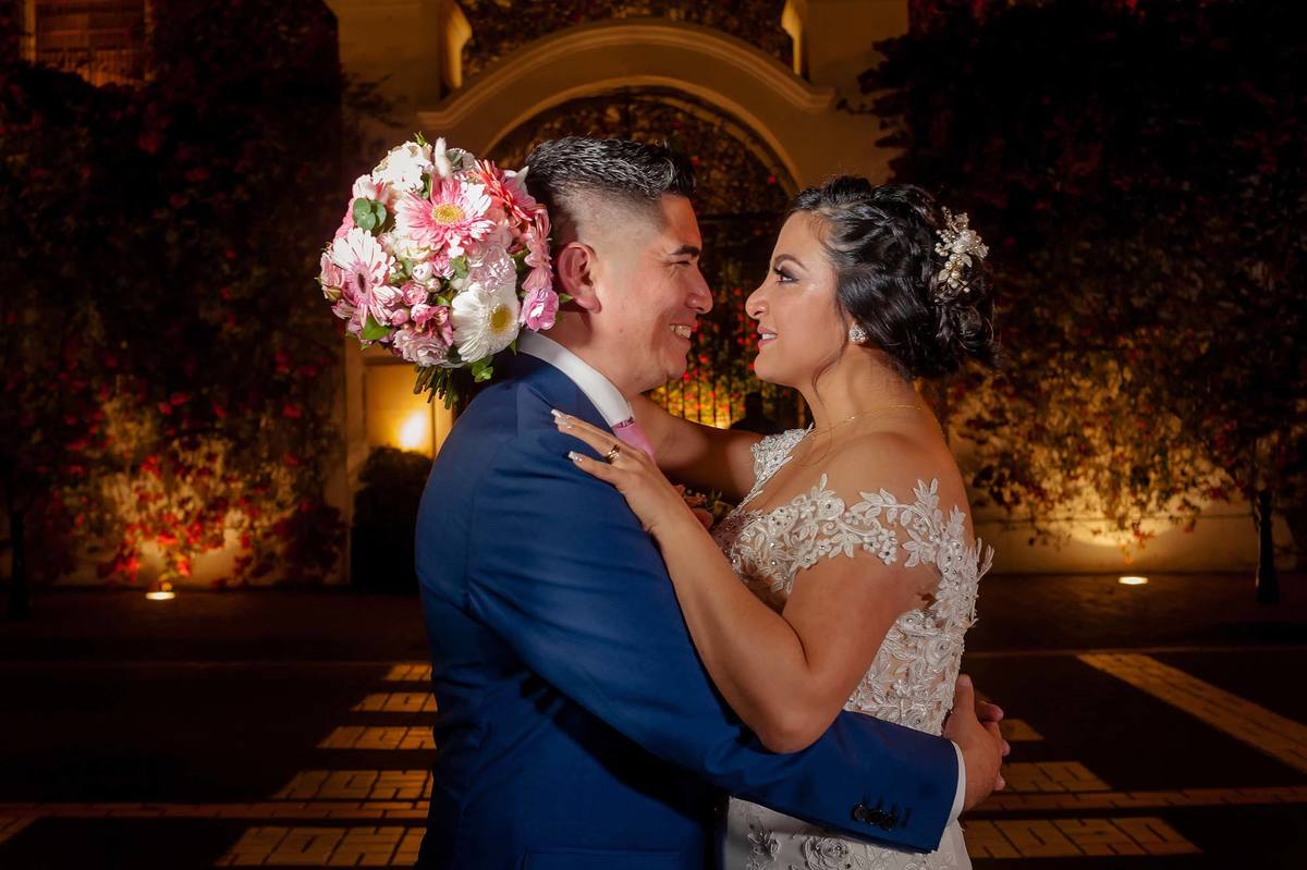 fotógrafo de bodas, fotos de boda, sesión de fotos de boda, novios, parque larco, fotógrafo profesional, bouquet, bella flor