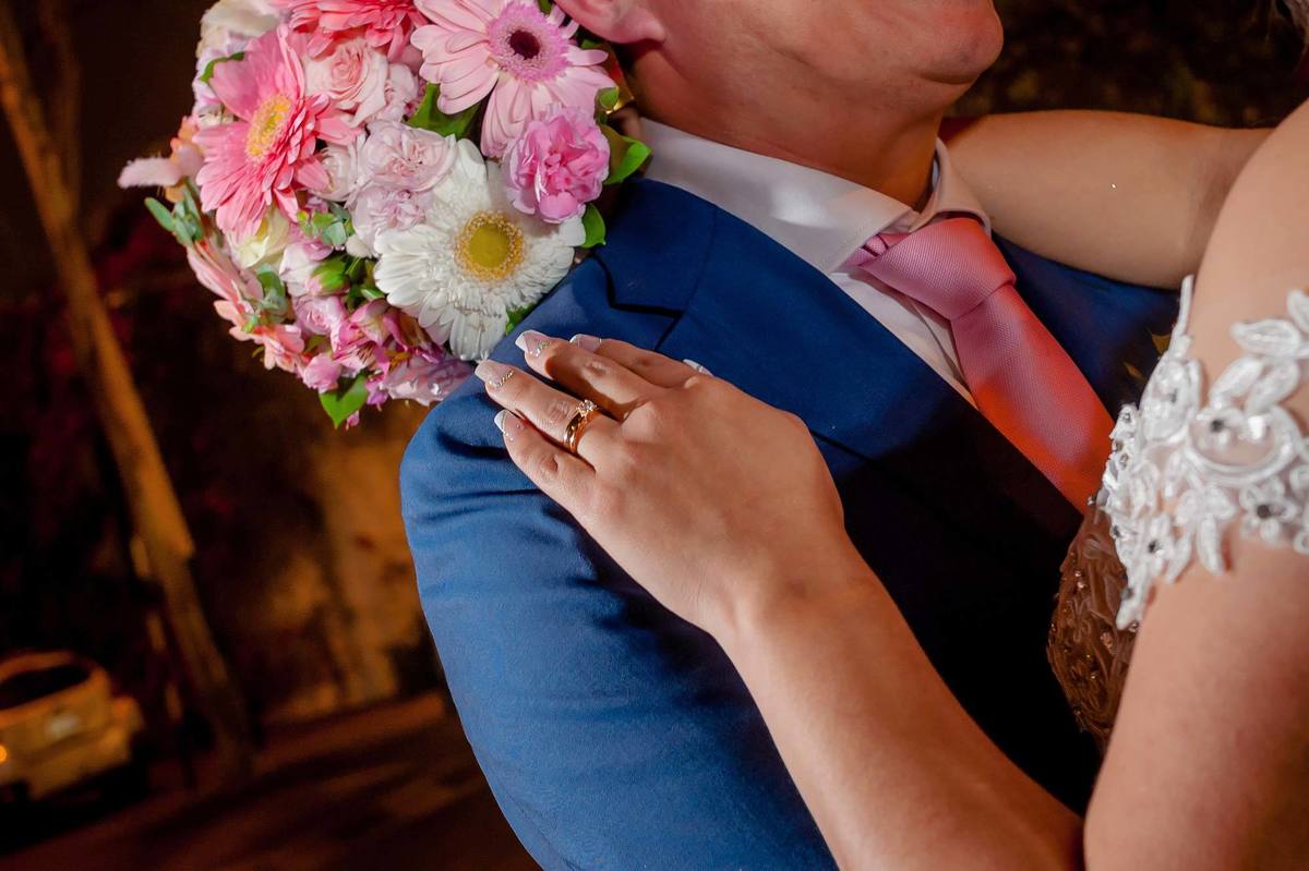 fotógrafo de bodas, fotos de boda, sesión de fotos de boda, novios, parque larco, fotógrafo profesional, bouquet, bella flor, anillo de bodas