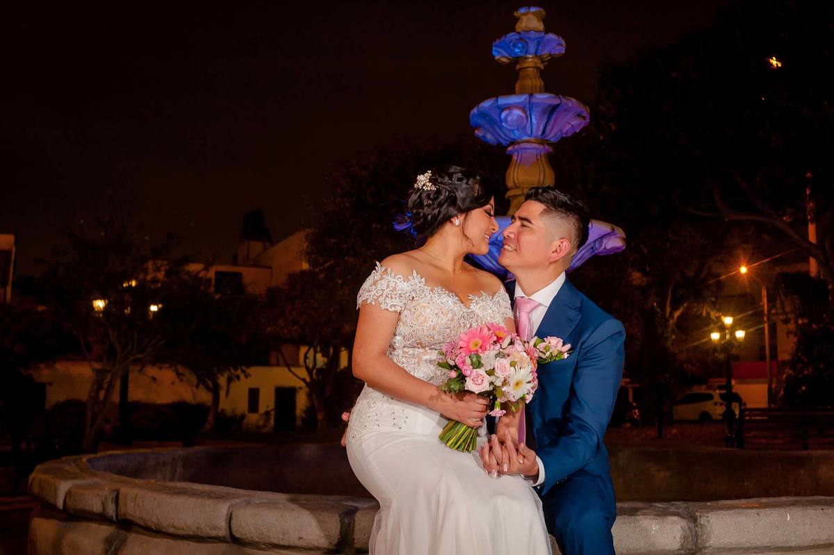 fotógrafo de bodas, fotos de boda, sesión de fotos de boda, novios, parque larco, fotógrafo profesional, bouquet, bella flor