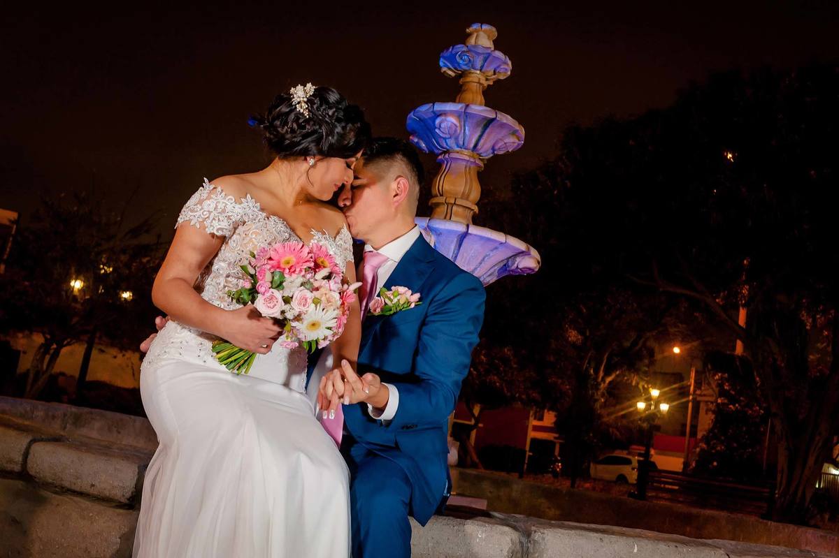 fotógrafo de bodas, fotos de boda, sesión de fotos de boda, novios, parque larco, fotógrafo profesional, bouquet, bella flor