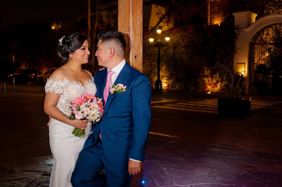 fotógrafo de bodas, fotos de boda, sesión de fotos de boda, novios, parque larco, fotógrafo profesional, bouquet, bella flor