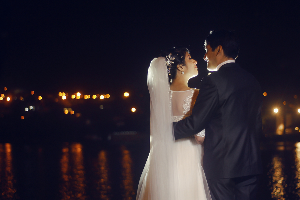 miradas, esposos, noche en el lago