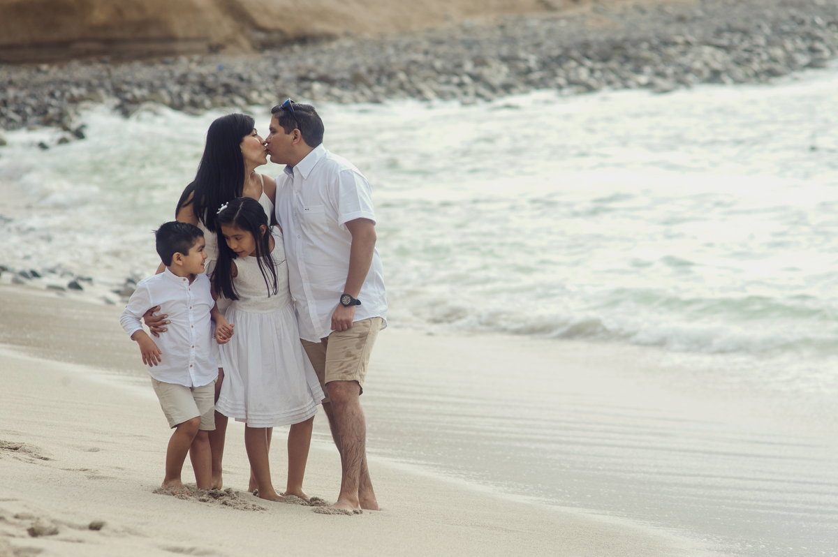 beso papas, familia, sesión en playa, sesión de familia, fotógrafo peruano