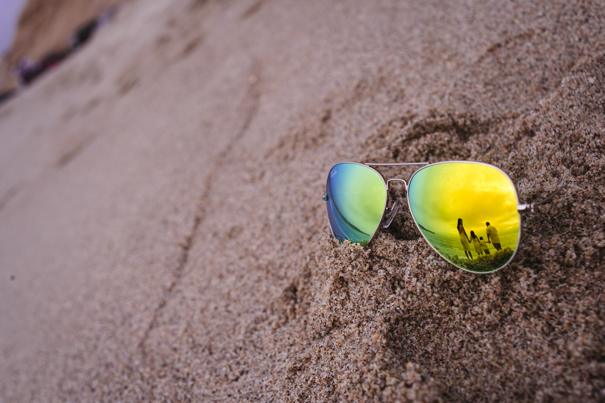 rayban, ray ban, lentes de sol, lentes, arena, playa, reflejo, edgar atoche, reflejo de familia, detalle playa