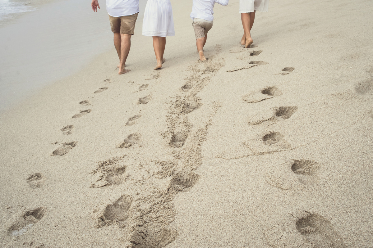 huellas, huellas de familai, dejando rastro, huellas playa