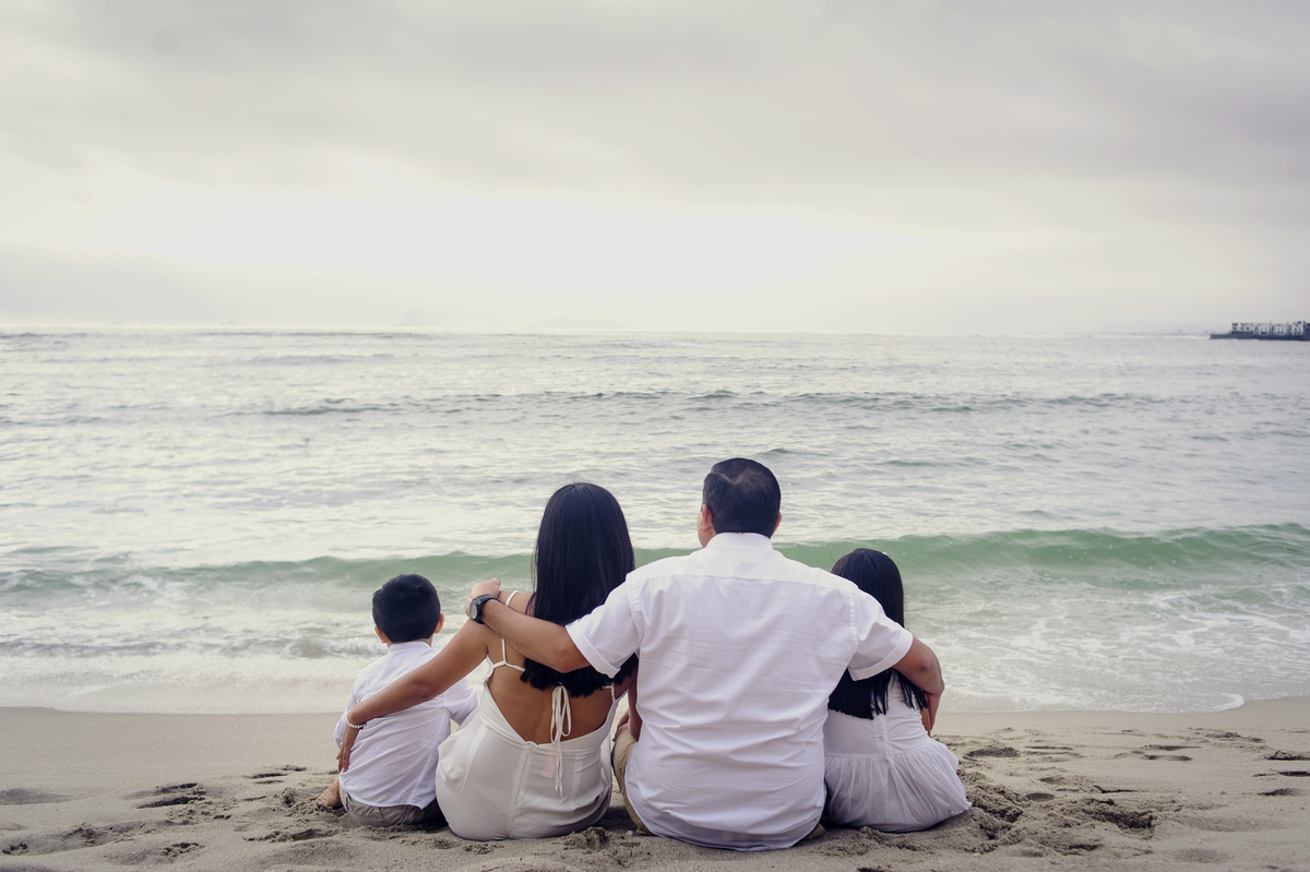 mirando el horizonte, disfrutando de la playa