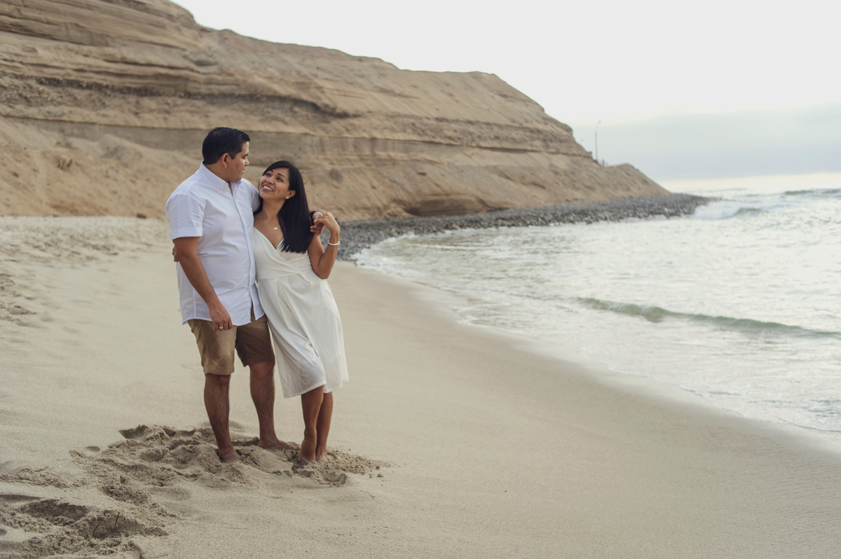 pareja, papá y mamá, sesión en playa, fotógrafo peruano, edgaratoche, edgar atoche 