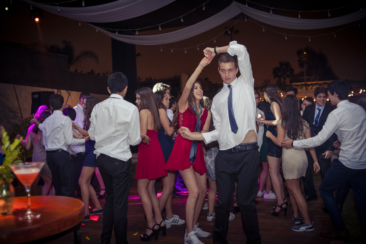 Fiesta, bailando en fiesta de promo, fiesta de promocion