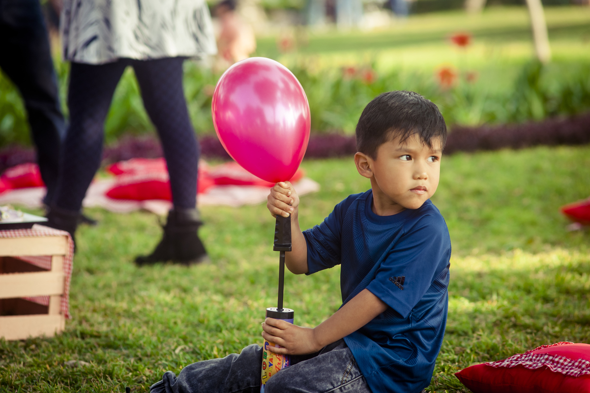 globo, ayudando, inflando globo, globo rojo, inflador