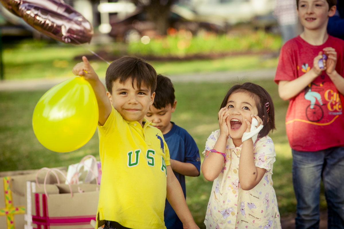 sorpresa, niña sorprendida, globo amarillo, globo, niño, niña, polo, edgar atoche, amarillo, polo rojo, edgaratoche 
