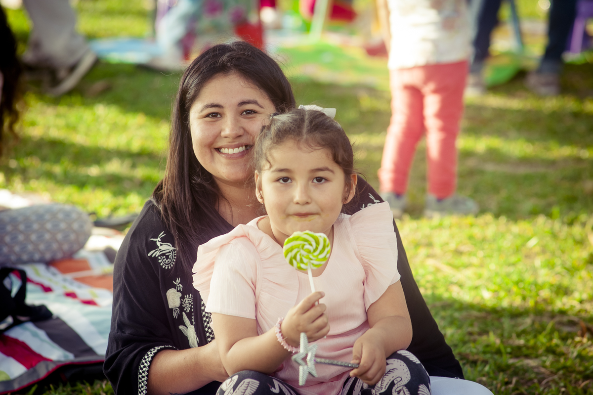 mama e hija, Flozu, 
PlanetKidsvp, paleta verde, dulces, cariño, abrazo, picnc