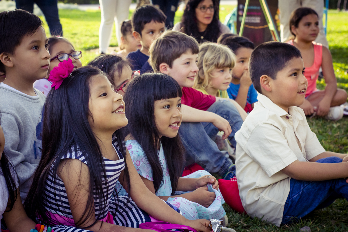  Producciones Flozu, 
PlanetKidsvp, niños, niños riendo, niños sentados