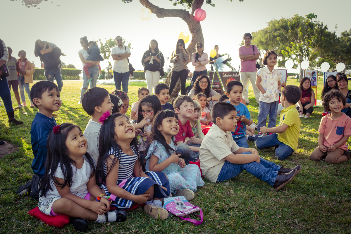 niños felices, niños sentados, niños en el parque,  Producciones Flozu, 
PlanetKidsvp, edgaratoche, edgar atoche fotógrafo 