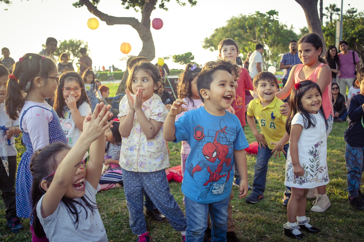 niños alegres,  Producciones Flozu, 
PlanetKidsvp, niños saltando, niños jugando