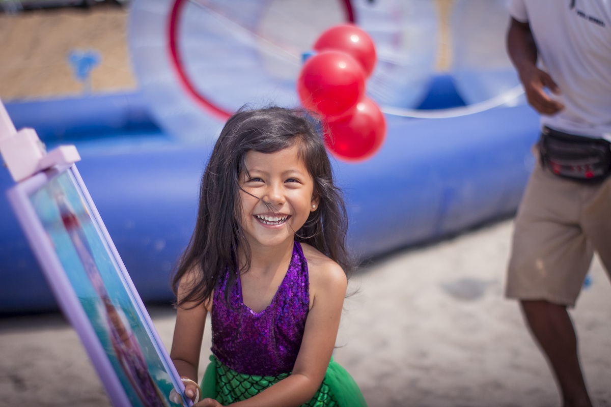 Niña sonriendo mama e hika riendo 