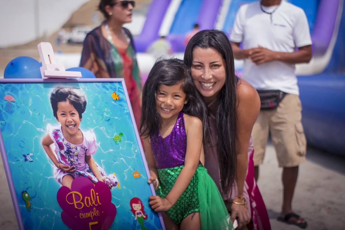 Mamá e hija riendotobogan