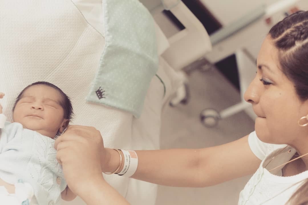 Cambiando a un bebé, brazalete, Mudando um bebe, fotógrafo de familia en lima