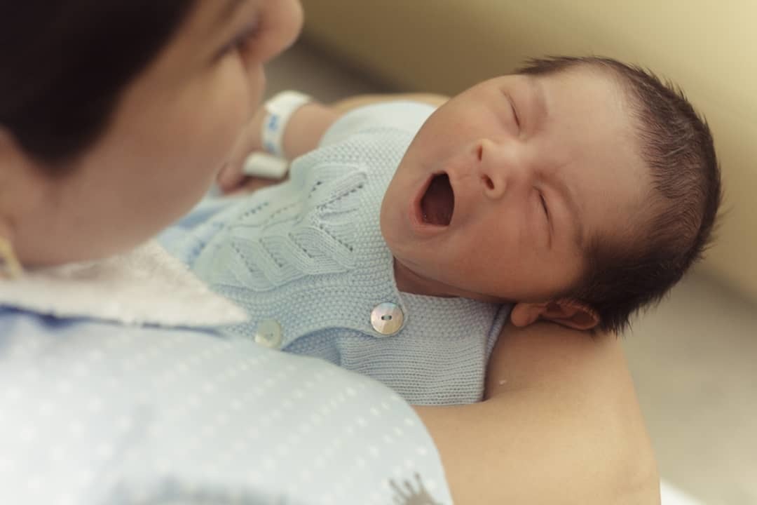 Bostezo de bebe, Bocejo, fotógrafo de familia en lima