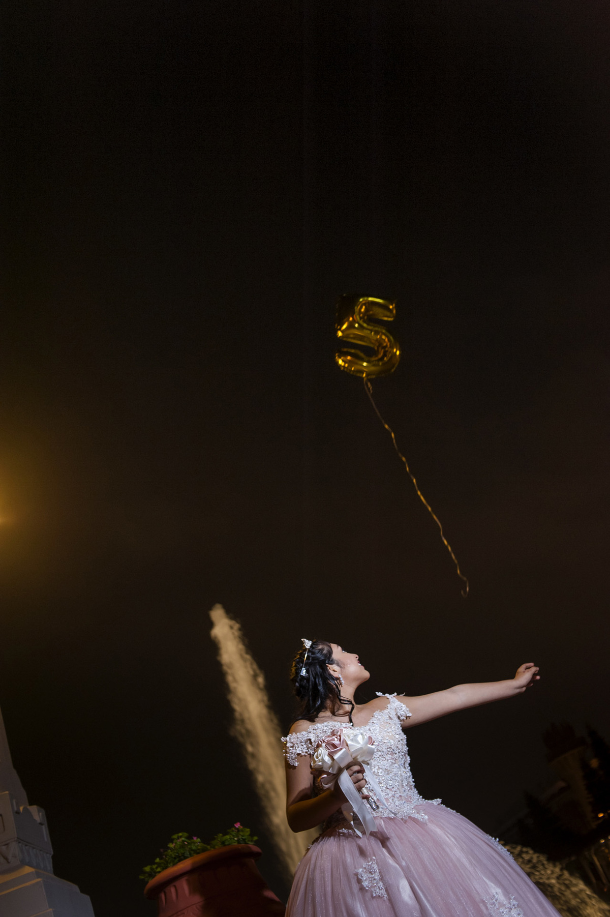 Globo elio, pileta, niña mujer, globo volando,  fotógrafo de quinceañera en lima, parque de las aguas, globilandia