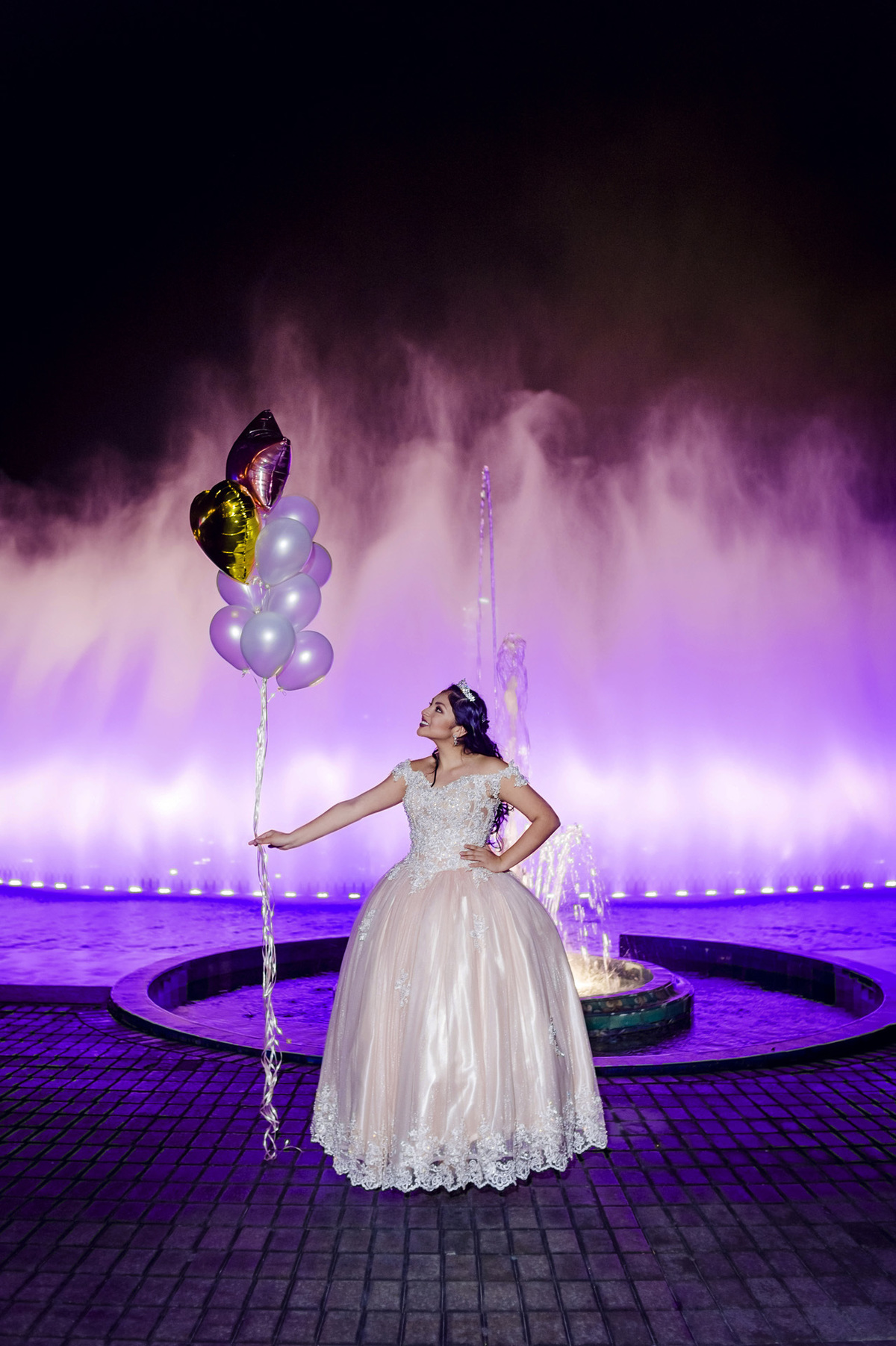 Lila, morado, magenta, princess, luces, luces lila, luces en pileta,  fotógrafo de quinceañera en lima, parque de las aguas