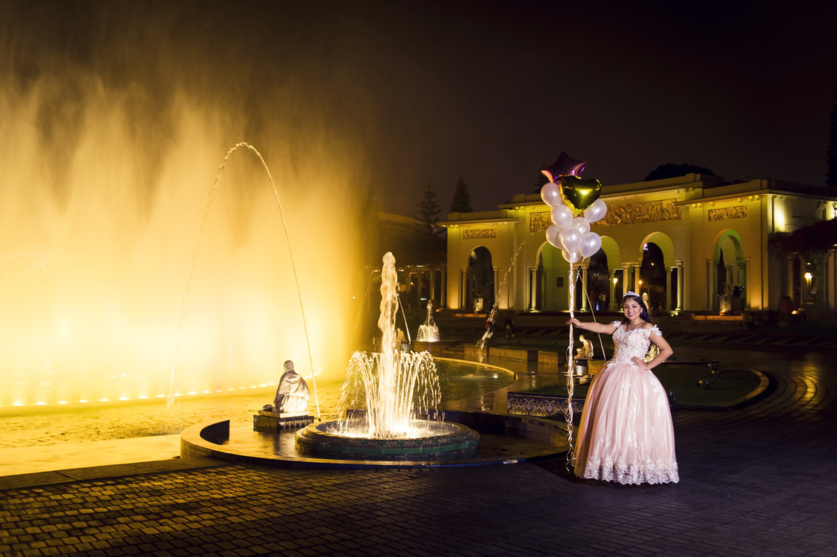 Palacio, pileta de colores, circuido magico de las aguas, fotógrafo de quinceañera en lima, parque de las aguas 