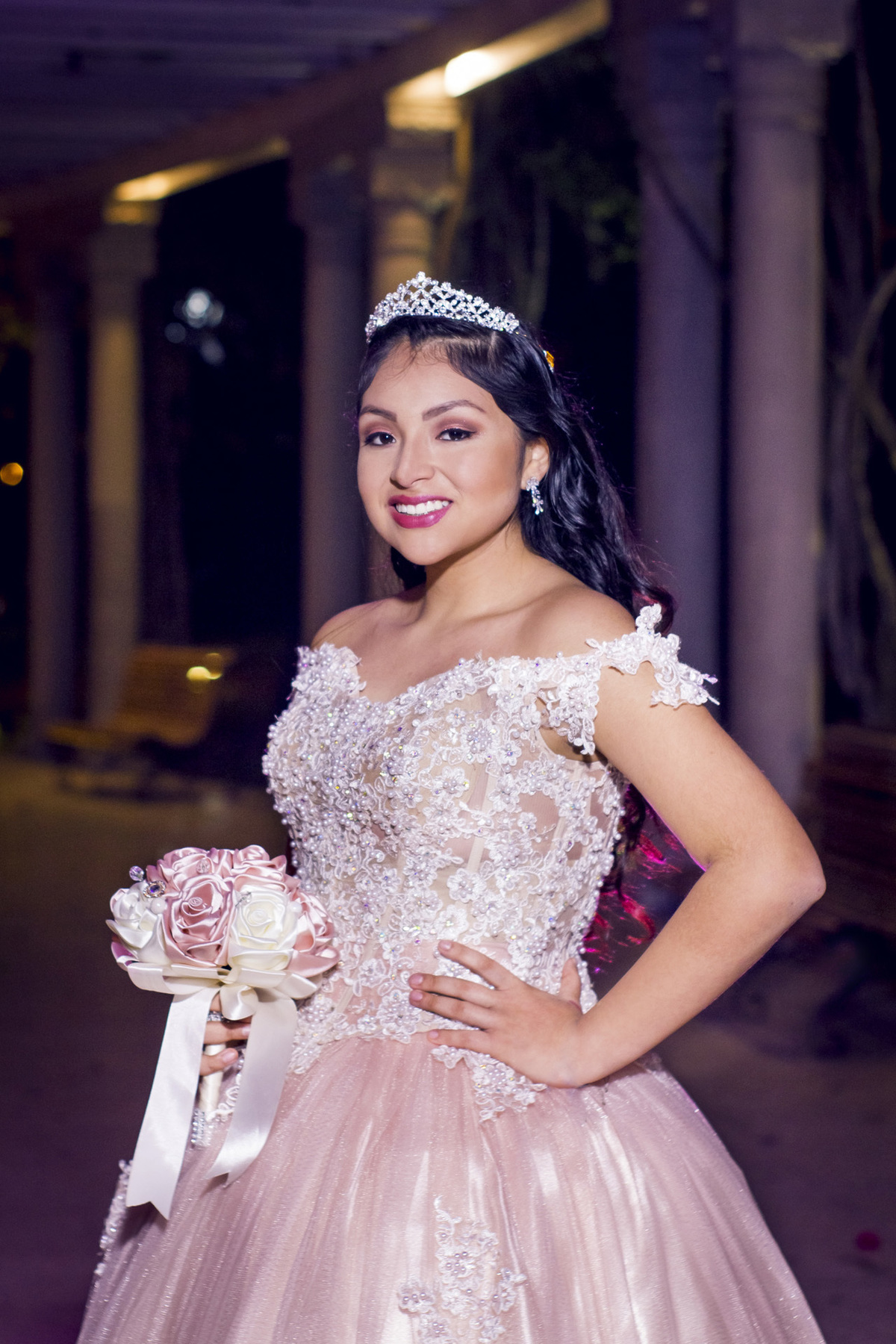 Miss, quinceañera, bouquet, retrato, smile, princesa,  fotógrafo de quinceañera en lima, parque de las aguas, fotografia de quinceañera