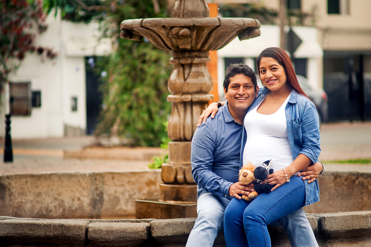 Padres primerisos, embarazada peluches, felices, papás felices