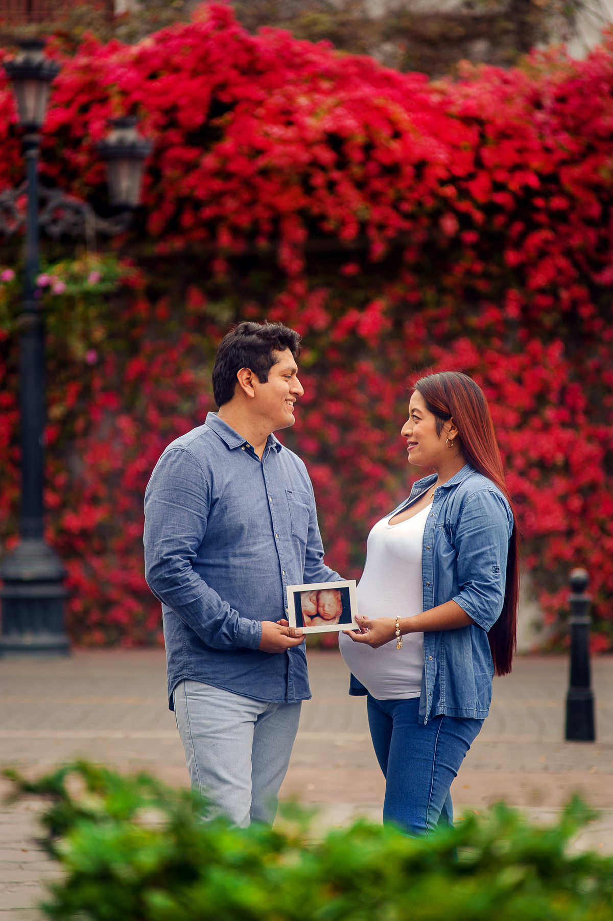 Flores rojas, padres, miradas, cuadro del bebe