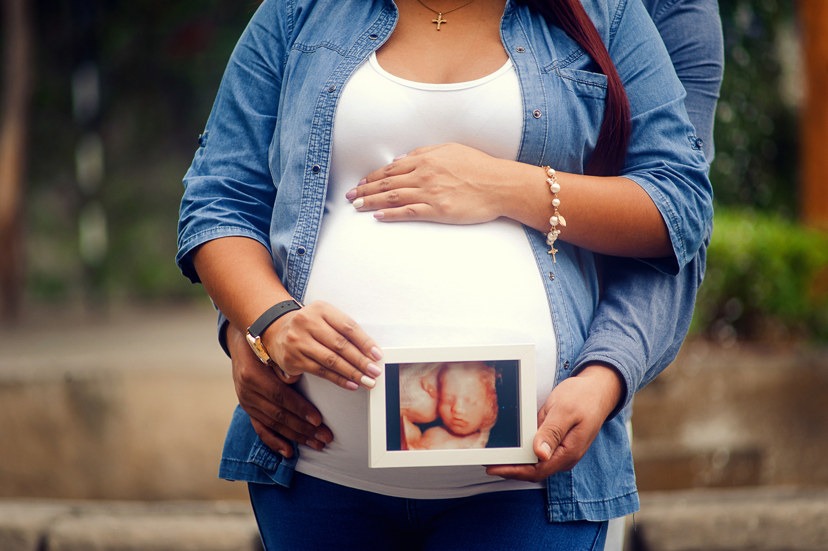 Abrazo a la barriga, sesión de fotos embarazada