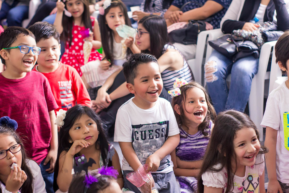 Risas en cumpleaños, fotógrafo de fiestas infantiles en lima 