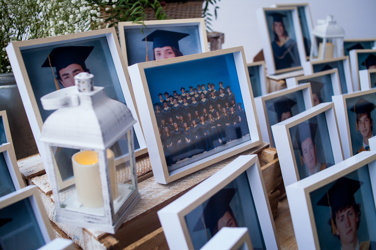 toga, alumno graduado, foto de alumno con toga de graduación, cuadros de graduados