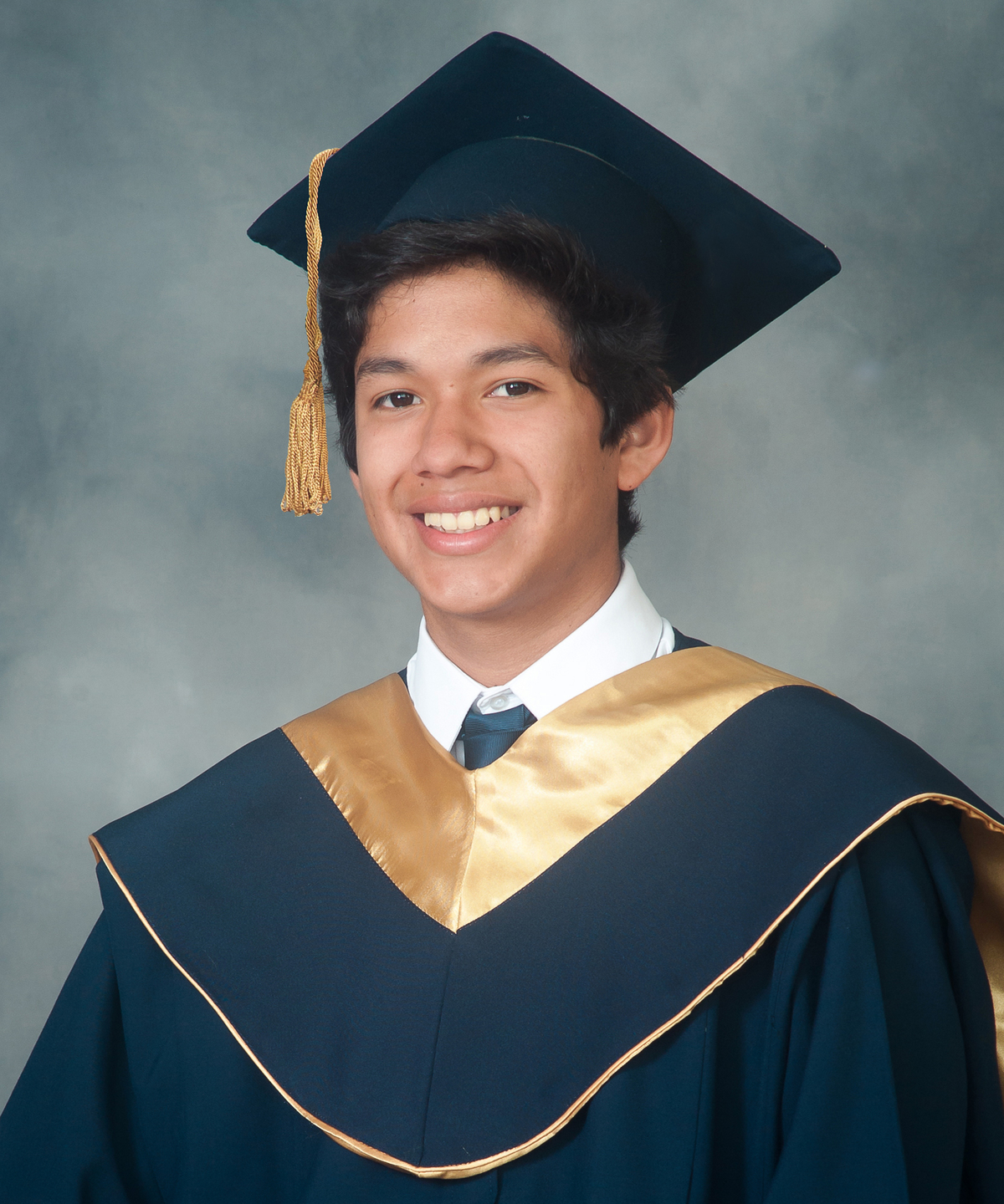 foto de graduación, fotos con toga de graduación, birrete, graduado, toga, alumno graduado, foto de alumno con toga de graduación