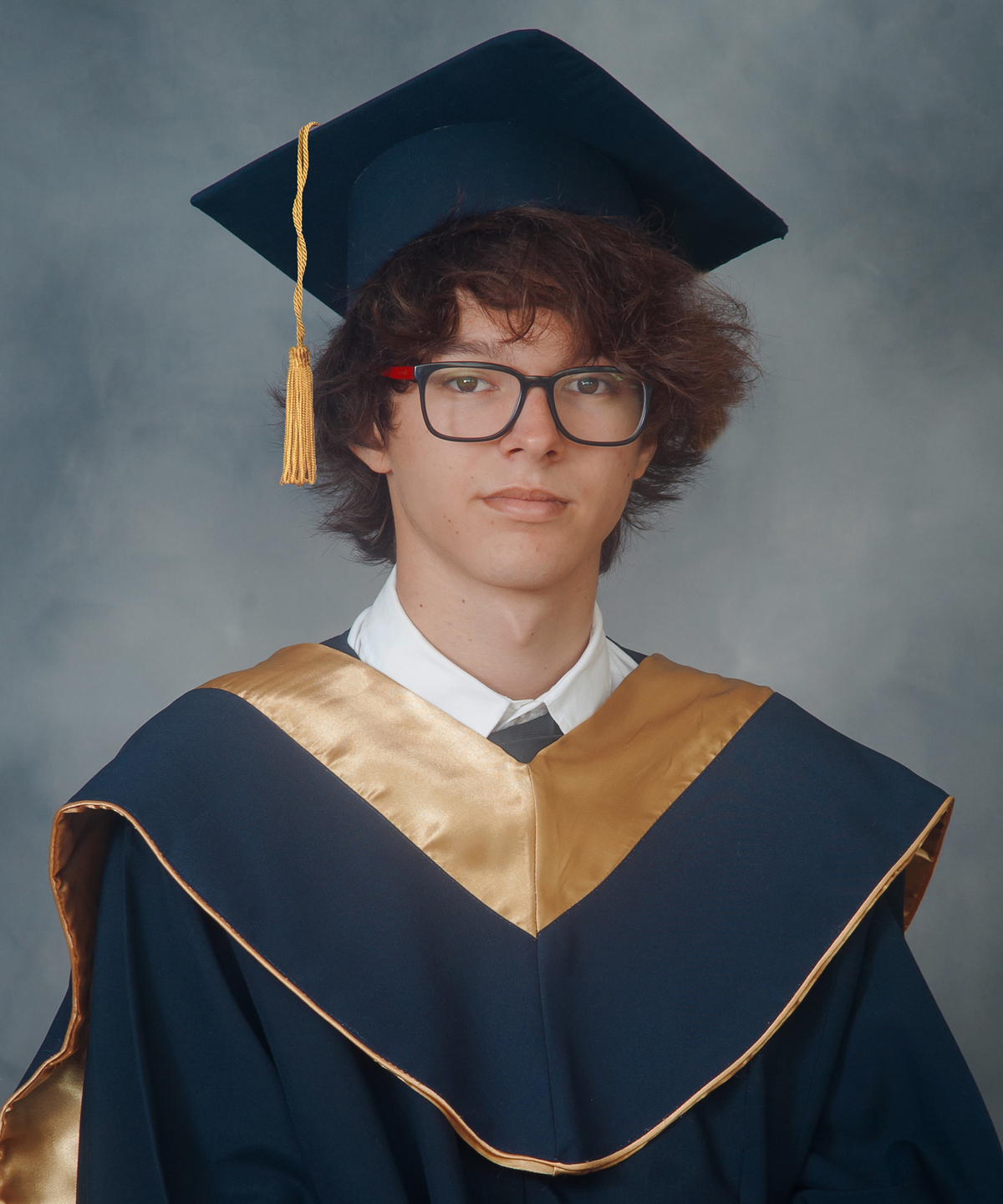 foto de graduación, fotos con toga de graduación, birrete, graduado, toga, alumno graduado, foto de alumno con toga de graduación