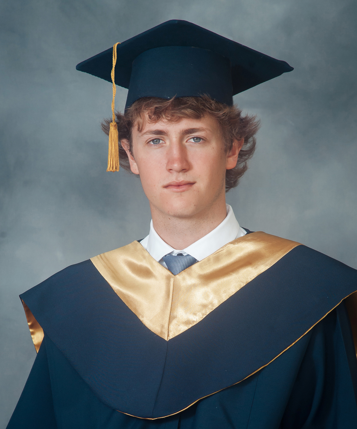 foto de graduación, fotos con toga de graduación, birrete, graduado, toga, alumno graduado, foto de alumno con toga de graduación, colegio alarife